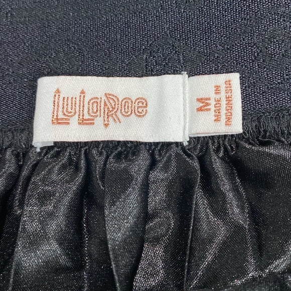 LuLaRoe Women’s Black & Silver Metallic Pleated Skirt Sz M - Picture 3 of 10